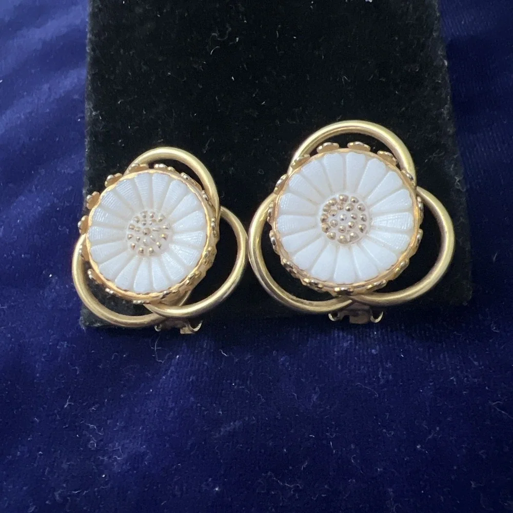 Vintage Signed Hobe Large Daisy Gold Tone Clip On Earrings